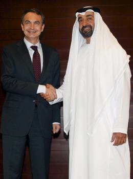 Zapatero, con el príncipe heredero de Abu Dhabi, Mohamed bin Zayeh. (Foto: J. LIZÓN)