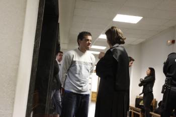 Jorge Castro, ayer con su abogada antes de comparecer en el Penal. (Foto: X.F.)
