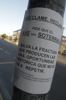 Uno de los carteles que pueden verse en A Ponte. (Foto: M.A.)