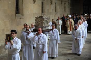 Un momento de la procesión de las reliquias por el Claustro Barroco. (Foto: JOSÉ PAZ)