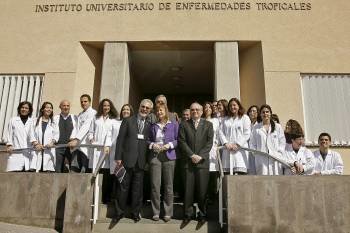 Pajín, en el centro, durante la visita que realizó al Instituto de Enfermedades Tropicales. (Foto: CRISTÓBAL GARCÍA)