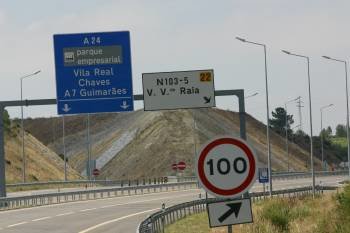 La autovía lusa A-24 enlaza con la española A-75 a través del puente internacional de Feces. (Foto: JOSÉ PAZ)