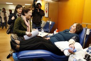 Farjas conversa con una donante de sangre en el Hospital Arquitecto Marcide de Ferrol. (Foto: VICENTE PERNÍA)