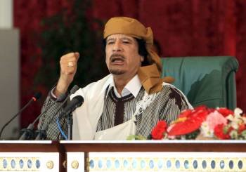 Gadafi, durante el discurso que pronunció ayer. (Foto: STR)