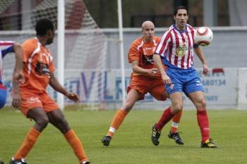 El delantero Pablo Barreal protege el balón ante un defensor del Santa Comba. (Foto: )