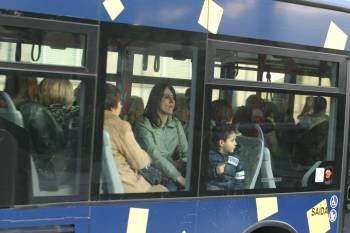 Usuarios de un autobús urbano de la ciudad, que el año pasado realizó 7,3 millones de viajes. (Foto: J.P.)