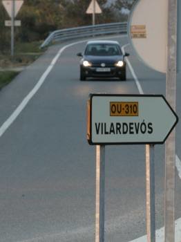 Señal indicando la carretera de Vilardevós. (Foto: MARCOS ATRIO)