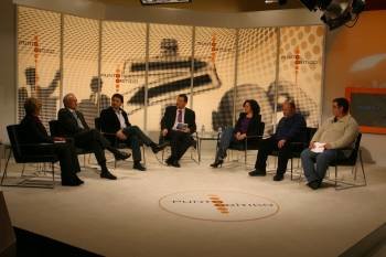 Los seis participantes en el debate 'Punto Crítico Galicia', en el transcurso del programa. En el centro, el moderador, Santiago Rodríguez. (Foto: xx)