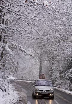 Una carretera, nevada, en Girona. (Foto: ROBIN TOWNSEND)