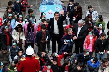 El conselleiro de Economía e Industria, Javier Guerra, rodeado de niños. (Foto: VICENTE PERNÍA)