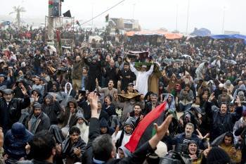 Miles de personas se manifestaron contra Gadafi en Bengasi, bajo una intensa lluvia  (Foto: WEISS ANDERSEN )