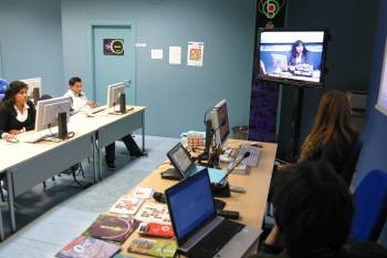 Los usuarios del telecentro siguieron la presentación de los cursos mediante videoconferencia. (Foto: JOSÉ PAZ)