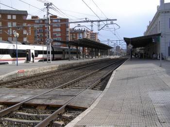 La actual vía del tren de Palencia, que ADIF soterrará para unir las dos partes de la ciudad. (Foto: )