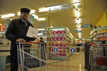Juan Carlos Civeira muestra el plano del carro inteligente, en un supermercado de Carballiño. (Foto: MARTIÑO PINAL)