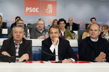 Blanco, Zapatero y Chaves, al inicio de la reunión extraordinaria del Comité Federal. (Foto: ÁNGEL DÍAZ)