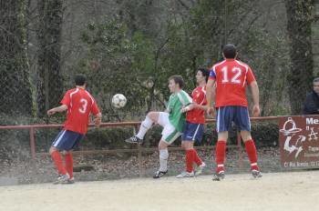 Germán controla el balón ante la marca de Docabo. (Foto: MARTIÑO PINAL)
