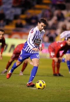 El jugador del Deportivo se dispone a lanzar un penalti. (Foto: )