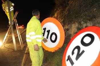 Los operarios proceden a retirar una señal de 120 para cambiarla por otra de 110, anoche en Ourense. (Foto: MARTIÑO PINAL)