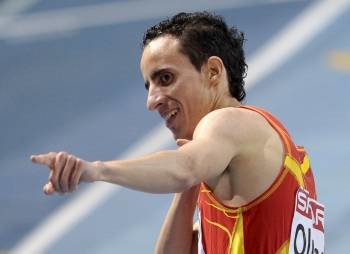 Manuel Olmedo celebra la medalla de oro conquistada en los 1.500 metros de los Europeos de París.? (Foto: c. karaba)