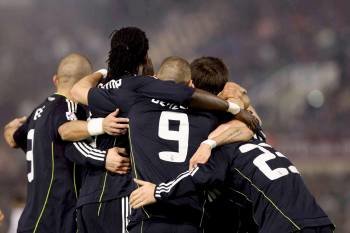 Los jugadores del Real Madrid celebran el primer gol de Benzema, el que suponía el 0-2.? (Foto: alberto aja)