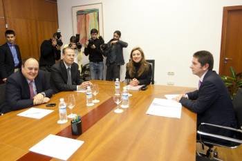 Javier García de Paredes, José Luis Pego y Marta Fernández Currás, durante su encuentro de ayer. (Foto: )