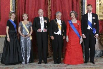  El rey Juan Carlos (3i), la reina Sofia (2d), el príncipe Felipe (d) y la princesa Letizia (i), acompañados por el presidente de Chile, Sebastián Piñera (3d), y su esposa Cecilia Morel (2i), a su llegada a la cena de gala que ofrecen los Reyes en honor d