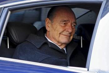 El expresidente francés, Jacques Chirac, abandona su despacho en París. (Foto: LEJEUNE)