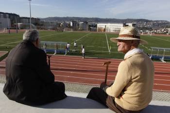 Dos hombres sentados en el estadio el día de su inauguración. (Foto: X.F.)