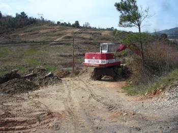 Una excavadora comenzó a retirar el agua acumulada en el futuro parque empresarial de Rubiá. (Foto: J.C.)