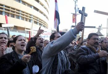 Varios cristianos coptos egipcios protestando tras los disturbios. (Foto: AMEL PAIN)