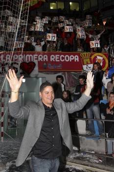 Rolando Uríos, homenajeado al finalizar el partido. (Foto: M.C. MORENO)
