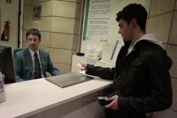 Un joven adquiere un billete de tren en la estación Empalme de Ourense. (Foto: X. FARIÑAS)