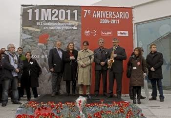  La presidenta de la Asociación 11-M Afectados por el Terrorismo, Pilar Manjón (6 dcha), durante el acto organizado conjuntamente con CCOO, UGT y la Unión de Actores para conmemorar el séptimo aniversario de los atentados de Madrid.