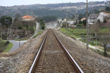 La actual vía de tren entre Ourense y Taboadela, a su paso por Seixalbo. (Foto: JOSÉ PAZ)