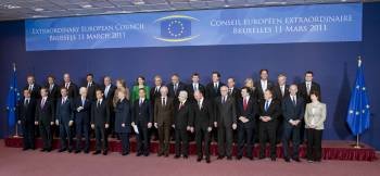 Foto de familia de la cumbre de jefes de Estado y de Gobierno de la UE que se celebró en Bruselas para analizar la situación en Libia. (Foto: OLIVIER HOSLET)