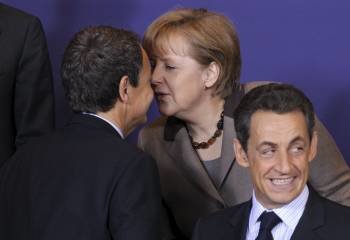 Rodríguez Zapatero y Angela Merkel se saludan durante la cumbre de Bruselas. (Foto: JULIEN WARNAN)