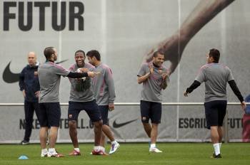 Keita, Alves y Mascherano, en primer término, ayer durante el entrenamiento del Barcelona.? (Foto: ALEJANDRO GARCÍA)