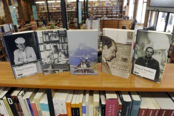 Algunos ejemplares de libros de Delibes. (Foto: NACHO GALLEGO)