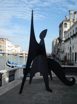 Escultura instalada en una terraza de Venecia con motivo de la Bienal. (Foto: )