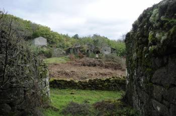 Casas abandonadas en el núcleo de Sona, en la parroquia de Partovia. (Foto: MARTIÑO PINAL)