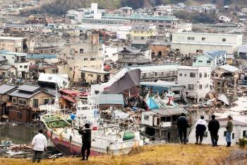Los escombros y los barcos se apilaban ayer, entre las casas supervivientes en la localidad de Kisenuma, en la región de Miyagi. (Foto: STR)