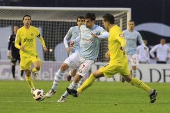 Dani Abalo intenta superar a un defensor del filial del Villarreal.? (Foto: ATLÁNTICO)