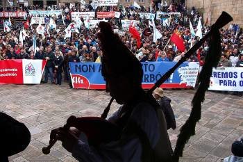 La manifestación en defensa de una caja gallega a su llegada a la Praza da Quintana. (Foto: VICENTE PERNÍA)