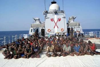 Supuestos piratas, a bordo de un barco de guerra hindú, después de la liberación del 'Vega 5'. (Foto: INDIAN NAVY)
