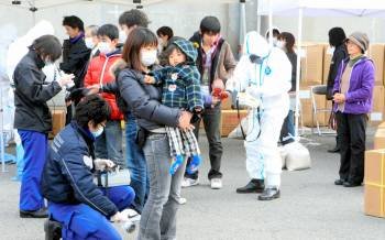 Personal médico realiza comprobaciones del nivel de radiación a varias personas en la localidad de Kawamata. (Foto: ASHAI SHIMBUN)