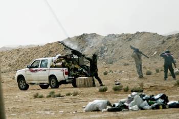 Un grupo de rebeldes intenta repeler una incursión de aviones de Gadafi. (Foto: MANU BRABO)