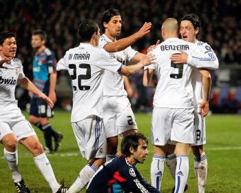 Los jugadores del Real Madrid festejan el gol logrado en Lyon.