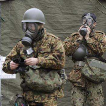 Soldados nipones protejiéndose de la radiacción en la central de Fukushima