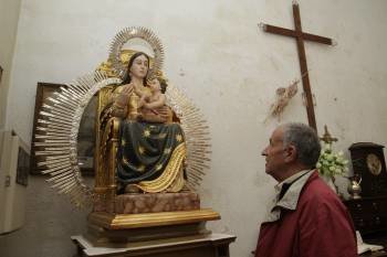 Enrique Torres observa la réplica realizada de la talla original de Santa María Nai. (Foto: MIGUEL ÁNGEL)