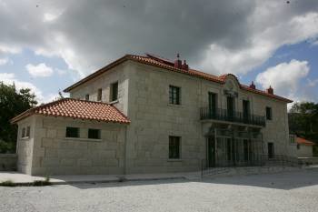 La estación de A Vilavella fue totalmente rehabilitada. En la actualidad funciona como albergue. (Foto: MARCOS ATRIO)